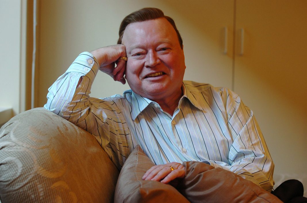 Bert Newton, one of the best-known faces on Australian television, has died at the age of 83. (Joe Castro/AAP PHOTOS)