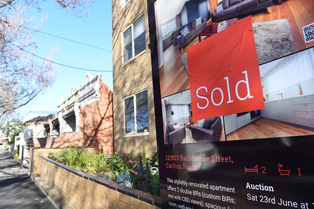 Homebuyers will only need a five per cent deposit under a Victorian government scheme. (James Ross/AAP PHOTOS)