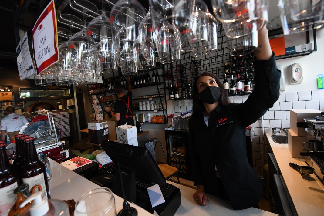 Melburnians will flock to restaurants, cafes and pubs after the lockdown was lifted overnight. (James Ross/AAP PHOTOS)